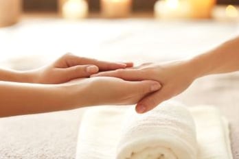 家族や周りの人を癒したい方にお薦めの資格修得コースから、場所を選ばず施術ができる技術などの講座案内です