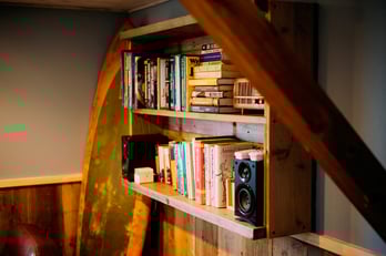 本棚とサーフボードのある部屋