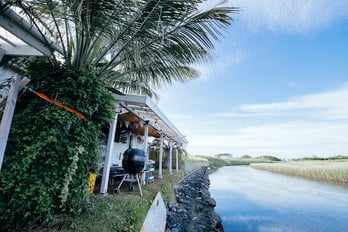 施設に隣接して流れる川