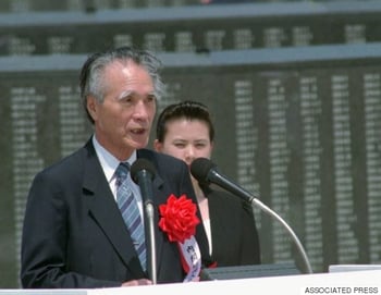 1995年6月23日、沖縄戦集結50年式典で挨拶する村山富市首相