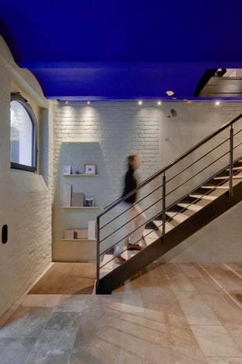 Die Büroräume der Messermanufaktur Böker in Solingen wurden mit warmen dunklen Holztönen und Akzenten aus den Unternehmensfarben, wie dunkelgrünen Metrofliesen und roten Leuchten zu einem hellen und freundlichen Arbeitsumfeld.