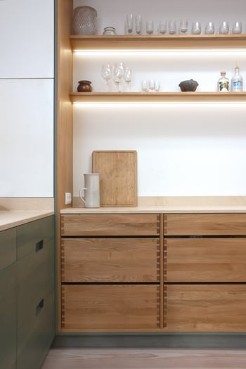 Die Büroräume der Messermanufaktur Böker in Solingen wurden mit warmen dunklen Holztönen und Akzenten aus den Unternehmensfarben, wie dunkelgrünen Metrofliesen und roten Leuchten zu einem hellen und freundlichen Arbeitsumfeld.