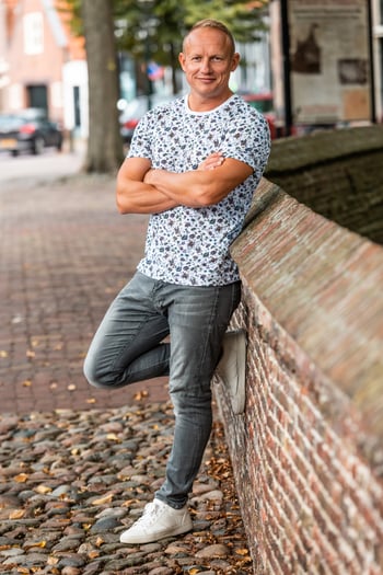 Jeroen Kromwijk werkt met familieopstellingen. Zijn werkwijze is recht door zee en tot de kern