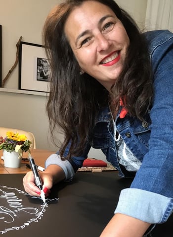 Karin beschriftet Hochzeitstafel, August 2020