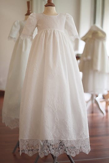 Robe de baptême longue traditionnelle en dentelle de Chantilly doublée coton. Robe baptême longue mixte Fil de Légende. Magasin vêtements baptême Paris, Neuilly-sur-Seine. Envois dans toute la France.