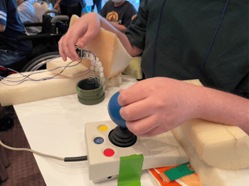 写真：弱い力でも押せるマイクロスイッチ、通常よりも大きいジョイスティック