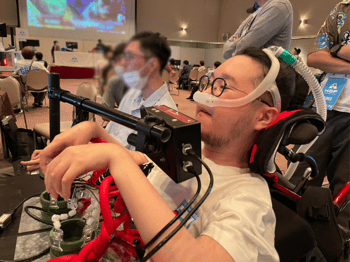 自作のコントローラーでゲームをしているシーン