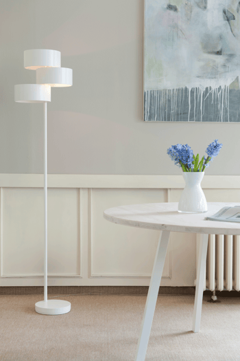 Die Leuchte Joujou ist inspiriert durch den Lichtschein der Sonne und interpretiert diese Idee mit zwei flexiblen und einem feststehenden weißen Aluminium Zylinder.