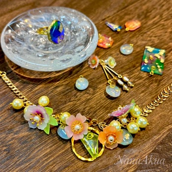 小花とぷっくりレジンでつくるバッグチャーム（ブレスレット）