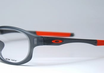 オークリーの新作フレーム・クロスリンク ストライクです。 クロスリンクシリーズ待望の新作は以前、一世を風靡した『EYE JACKET』というサングラスがモデルになっています。