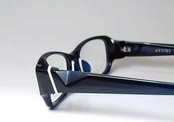 歩（アユミ）の新作フレーム・歩-045のご紹介です。 フレームにマットな部分とツヤの部分を作ることで、美しいコントラストを作り出す「光と影」シリーズになります。