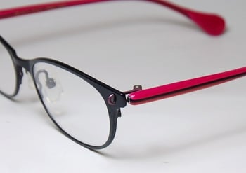 ベセペセから新作フレーム・BP-3177の入荷です。 今回の新作フレームは北欧をイメージし、ポップな色とくすんだ色味を組み合わせたレトロな雰囲気がかわいいモデルになっています。