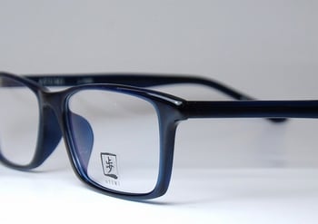 歩の新作フレーム・L-1022のご紹介です。 以前からあった、L-1007を少し大きくしたようなデザイン。磨き込まれたセルロイドの輝きをお楽しみください。