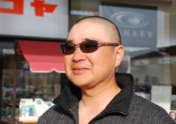 ジール・フェイズをお求めいただきました、M様です。 今回『サングラスとメガネ』2つの役割をひとつで担う、調光レンズ・トランジション エクストラアクティブでお作り頂きました。