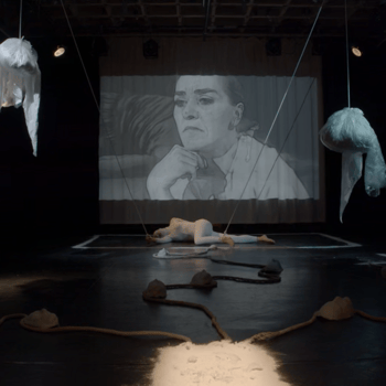 Soloperformance Ortrun Stanzel, Rauminstallation, interdisziplinäre Kunst, Tanzperformance