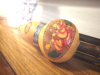 Kunstvoll bemalte Kalebasse