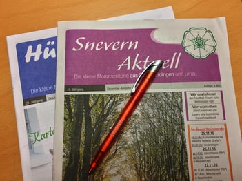 Die Printausgaben der Zeitungen "Hüt un Lüd" und "Snevern aktuell", gesetzt bei Astrid Röben Printmedien in Neuenkirchen.