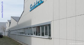 Fitze Dach AG der Dachdecker verwendet für das Einkleiden von Fassaden auch Grossformatplatten. Durch ihre Grösse können schnell grosse Flächen an Fassaden gedeckt werden.