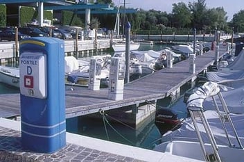 Torretas de distribución multifunciones para pantalanes