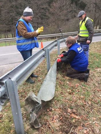 Die NABU-Aktiven installieren einen Schutzzaun Foto: Marion Zöller