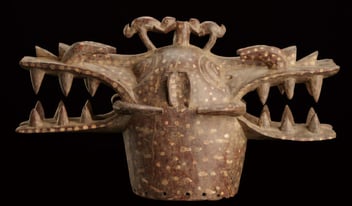 マスク「ワニュゴ」 コートジボワール　セヌフォ 木に着彩　長さ720mm