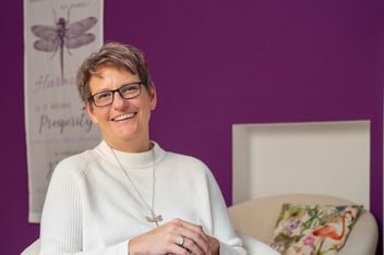 Katharina Wanha hält kleines Segelboot