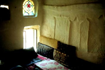 mein Schlafzimmer mit dem oböigaten, bunten Glasfenster