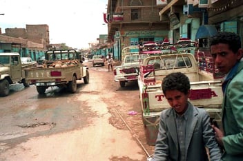 Hauptstrasse in Haadsch vollgestellt mit Toyota-Pickups