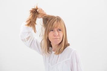 Imke guckt zornig und zieht sich an den Haaren