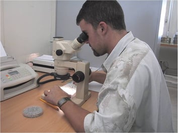 Analyse microscopique du matériel excavé