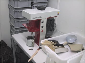 Brechbarkeits- und Abrasivitätsapparatur