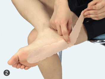 2.かかとに向かってテープを引っ張らず、真っすぐと