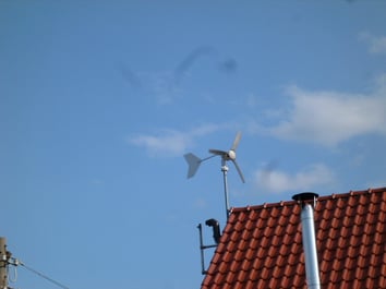 Haus Dach Wind Kraftanlage Installation am Haus Dach einer Wind - Kraftanlage Foto Solarstrom Simon