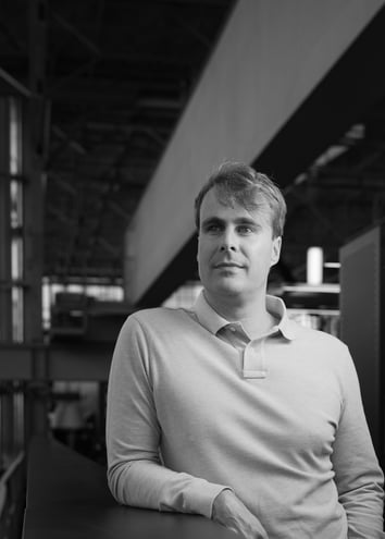 Zwart-wit portret van fotograaf Jordy Leenders uit Eindhoven van Axis Studio.