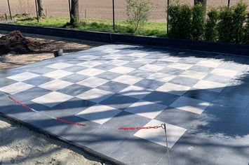 Van Krieken straat- en sloopwerken is gespecialiseerd in diverse soorten bestratingen.  Denk hierbij aan de aanleg van bijvoorbeeld een oprit of terras. 