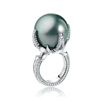 Handgefertigte Schmuckringe, Schmuckringe auf Kundenwunsch von der Goldschmiede OBSESSION Zürich und Wetzikon. Modell Gremlin in Platin mit weltgrössten Tahiti Perle und Brillanten.