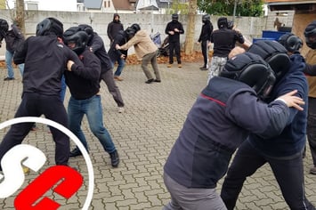 Oktatói fejlesztési programunk oktatóképzés az aktív edzők számára a harcművészetek, az önvédelem és az önvédelem területén, valamint a biztonsági erők oktatói számára az SC Int'l - Street Combatives területén.