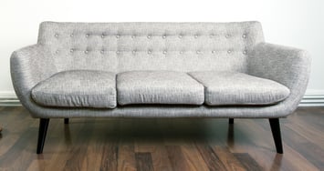 Graues, altes Sofa