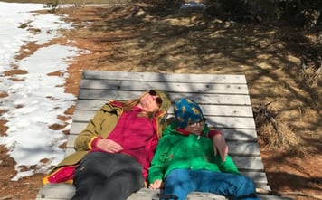 Imke mit ihrem Sohn entspannt auf einer Bank