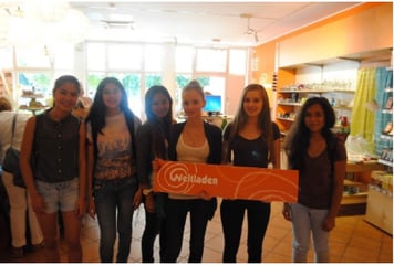 Eine Schulklasse zu Besuch im Weltladen