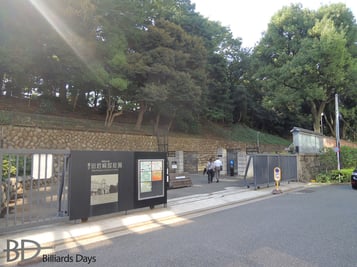 正門。ここから坂道を行く