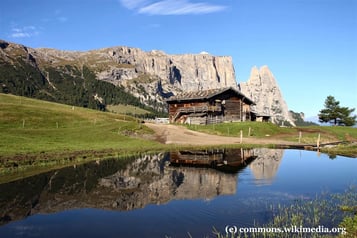 Freitag: Auf unserem Ausflug in die Dolomiten verweilen wir auch kurz auf der Seiseralm, die vor einem malerischen Bergsee liegt.