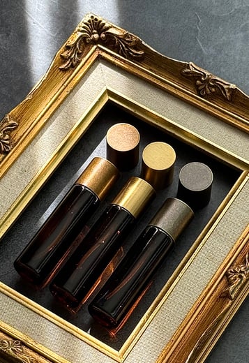 香水瓶キャップ左から真鍮ゴールド、チタンゴールド、アンティークゴールド