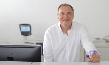 Sie sprechen in der Regel mit dem Inhaber selbst. Mit über 30 Jahren Erfahrung in der Druckbranche stelle ich Ihnen gerne mein Know-how zur Verfügung