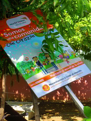 In die Büsche geworfen. Das passt gut zum Bild der vielen Kinder, die nicht oder unregelmässig in die Schule gehen.