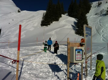 Auch Kinder übten mit dem LVS-Gerät. Foto: Edelbert Strolz