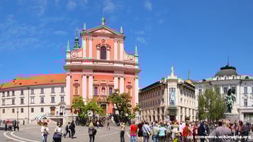 Mittwoch: Der erste Stop auf unserer Fahrt ist in Ljublijana, Hauptstadt von Slowenien, wo wir einen Spaziergang durch die malerische Altstadt machen.