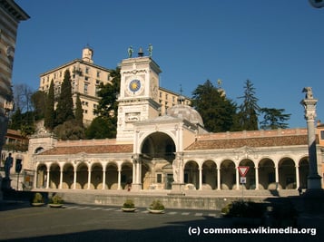 Sonntag: Der letzte Tag führt uns nach Udine, wo wir auf unserem Stadtrundgang auch den Piazza Liberta besuchen.