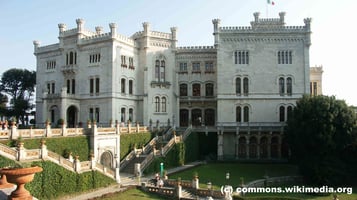 Freitag: Am Nachmittag besuchen wir das Schloss Miramare, das von Erzherzog Ferdinand Maximilian von Österreich, dem Bruder von Kaiser Franz Joseph I., erbaut wurde.