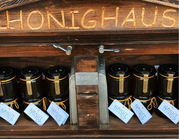 Honighaus mit Honigautomat von bienen-didix.ch regionaler Schweizer Honig zur Selbstbedienung“